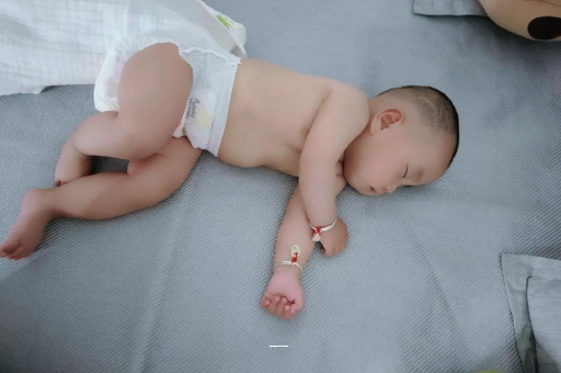 樟树宝宝拉屎有黑色颗粒